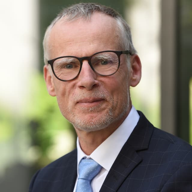 Dr. Matthias Kampmann